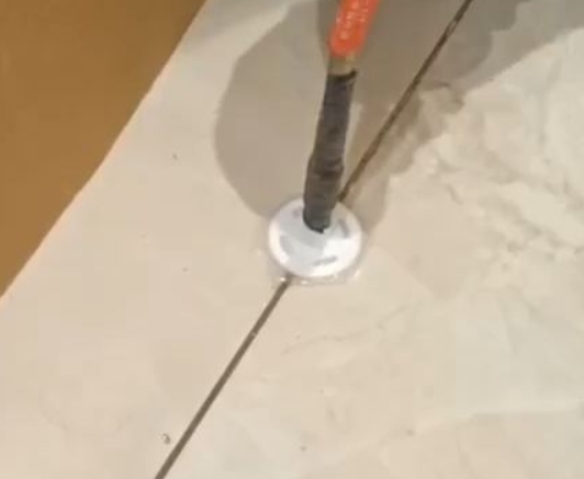 张家口瓷砖空鼓维修公司专业解答瓷砖在铺贴过程中，如果没有涂抹均匀到位的粘结材料（如水泥砂浆或瓷砖胶），可能会导致以下问题