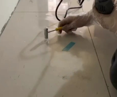 张家口瓷砖开裂维修公司专业分享瓷砖在铺贴前如果没有沥干水分，将会导致以下问题