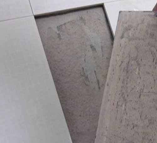 张家口瓷砖空鼓维修公司分享瓷砖铺贴时如果打浆（即涂抹在瓷砖背面和基层上的砂浆或瓷砖胶）过少，会带来以下问题